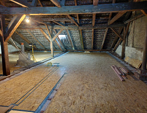 Zateplení stropu řadového domu pomocí foukané izolace